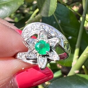 VINTAGE 14K WHITE GOOD EMERALD & DIAMOND FLOWER COCKTAIL RING FABULOUS FEMININE